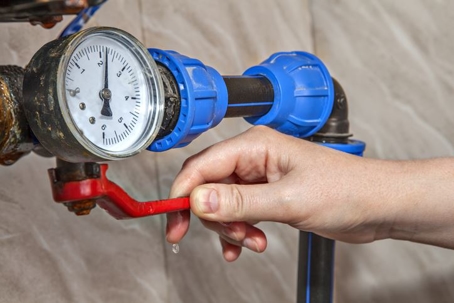 Hand adjusting water pressure gauge